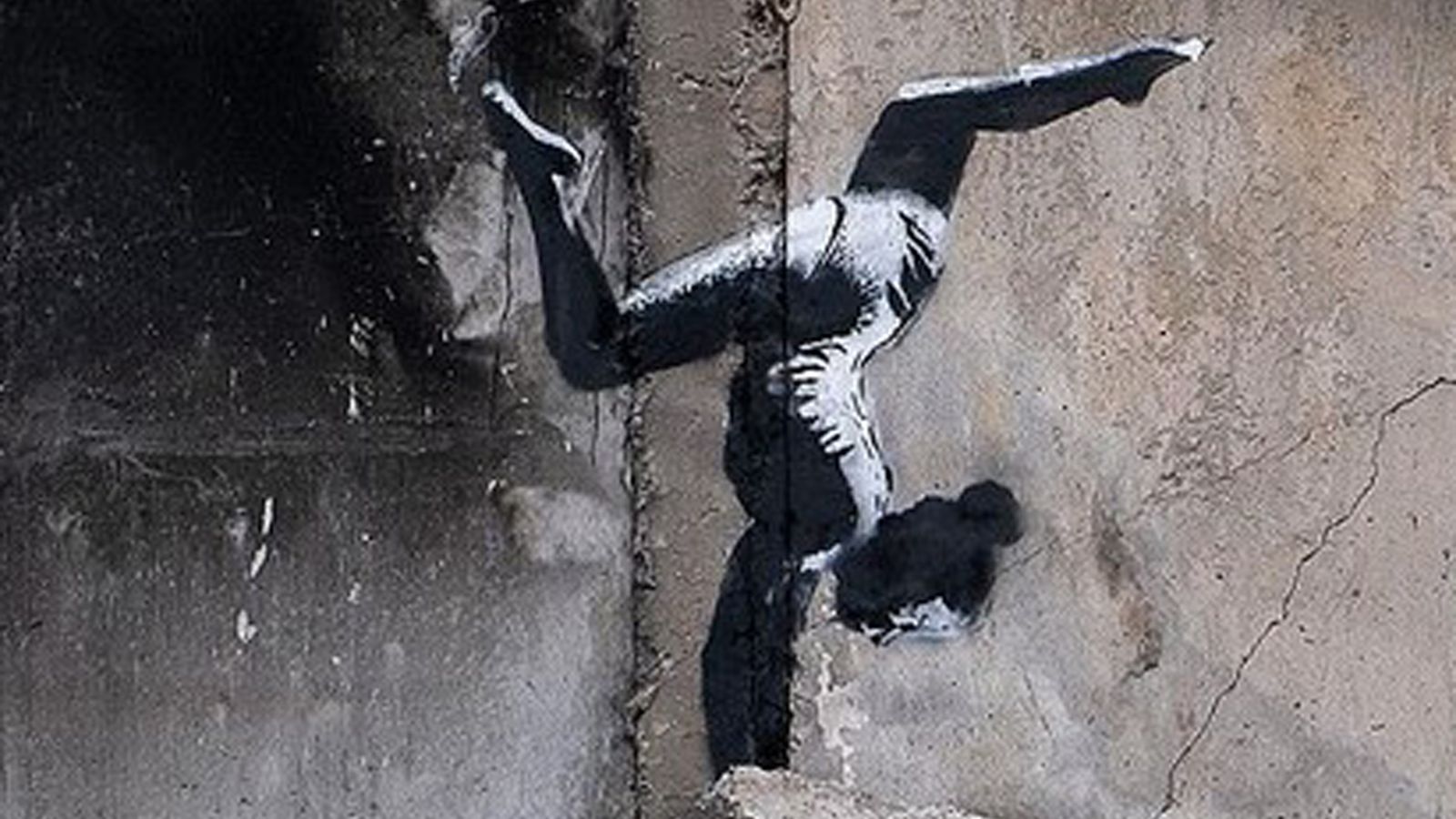 بانكسي يكشف عن لوحة جدارية في مدينة أوكرانية نجت من أسابيع الاحتلال الروسي |  اخبار العالم