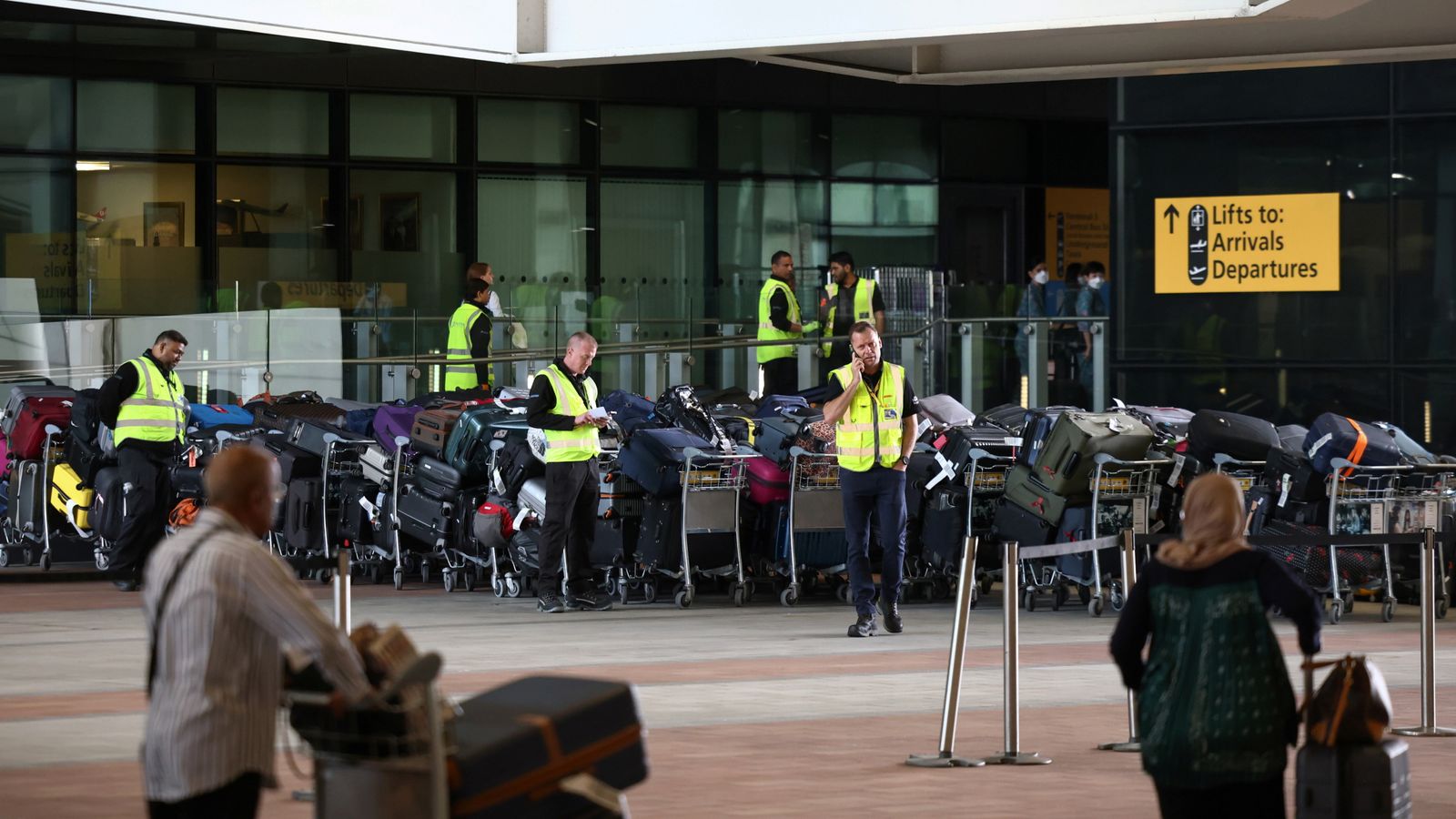 Heathrow Airport ground handlers go on strike over pay Brief Briefing