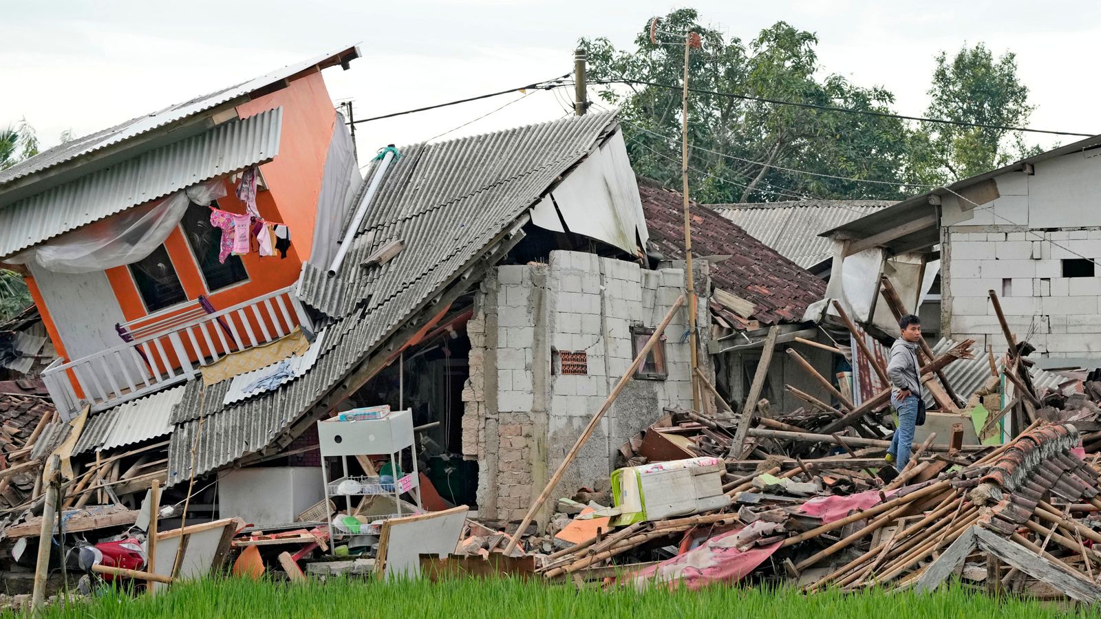 Indonesia Quake Toll Rises; Rescues Continue post image