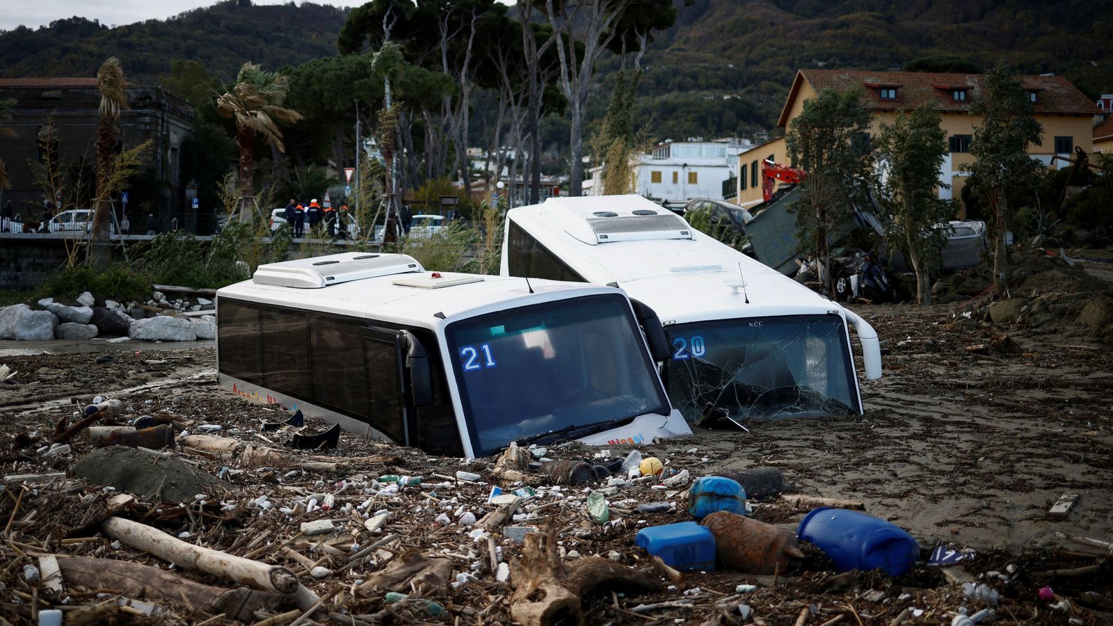 イスキア島の地すべり: 救助活動が続く中、少女の体が泥から引き出されました | 世界のニュース