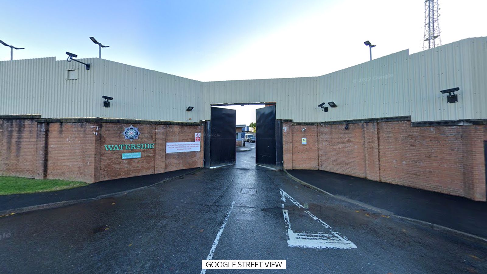 Delivery driver forced at gunpoint to take suspicious device to police station in Londonderry