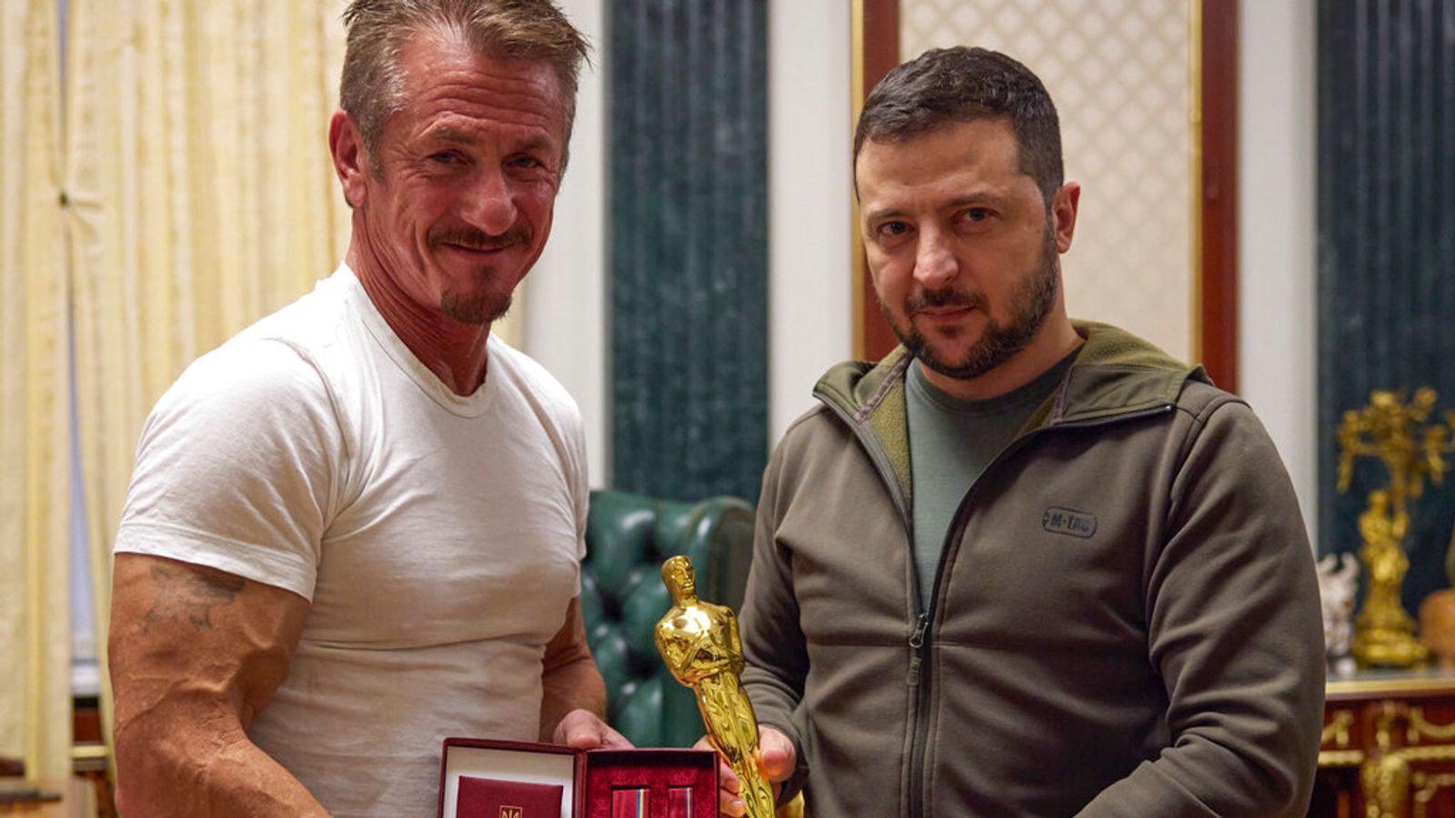 Sean Penn presented his Oscar to Zelensky during a meeting in Ukraine