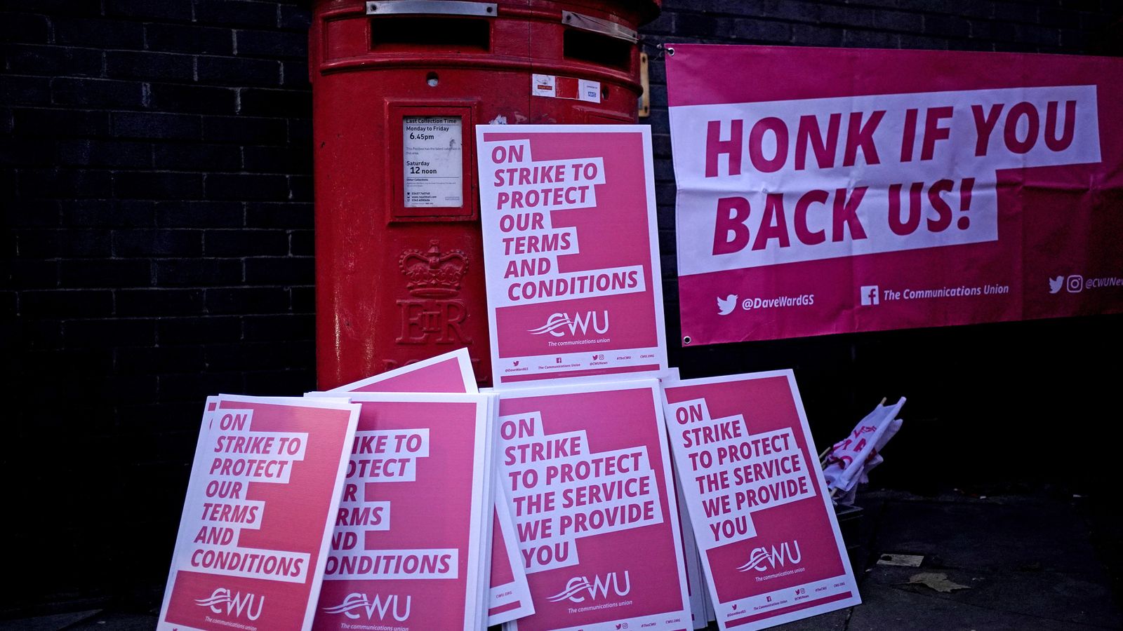 Black Friday threat as Royal Mail staff begin 'disastrous' 48-hour strike