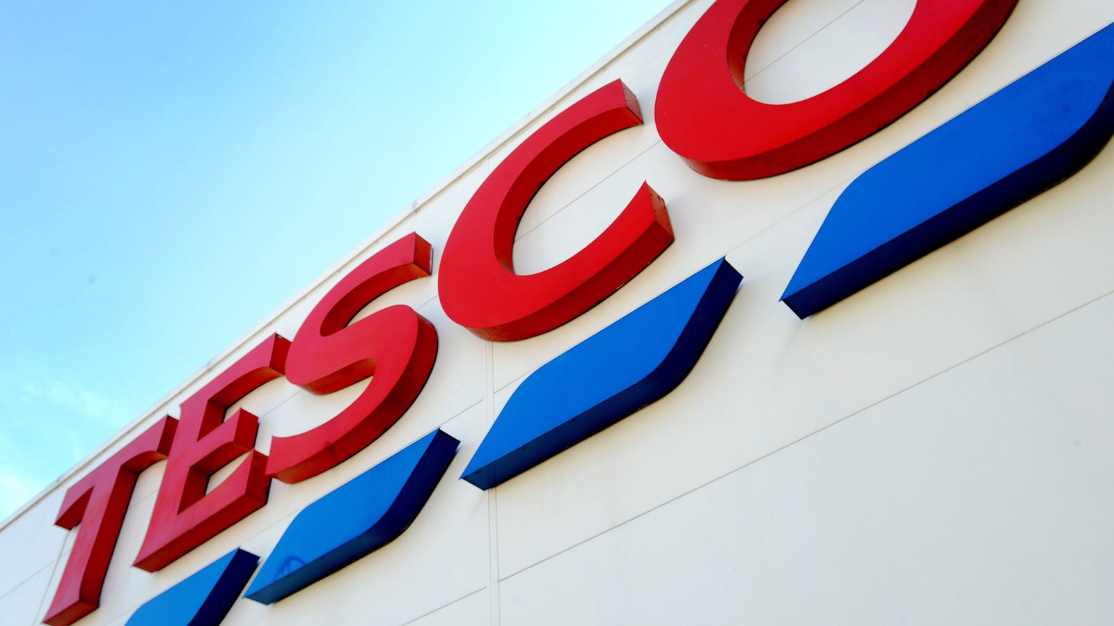 Tesco says management shake-up and hot counter closures to leave 2,100 roles at risk