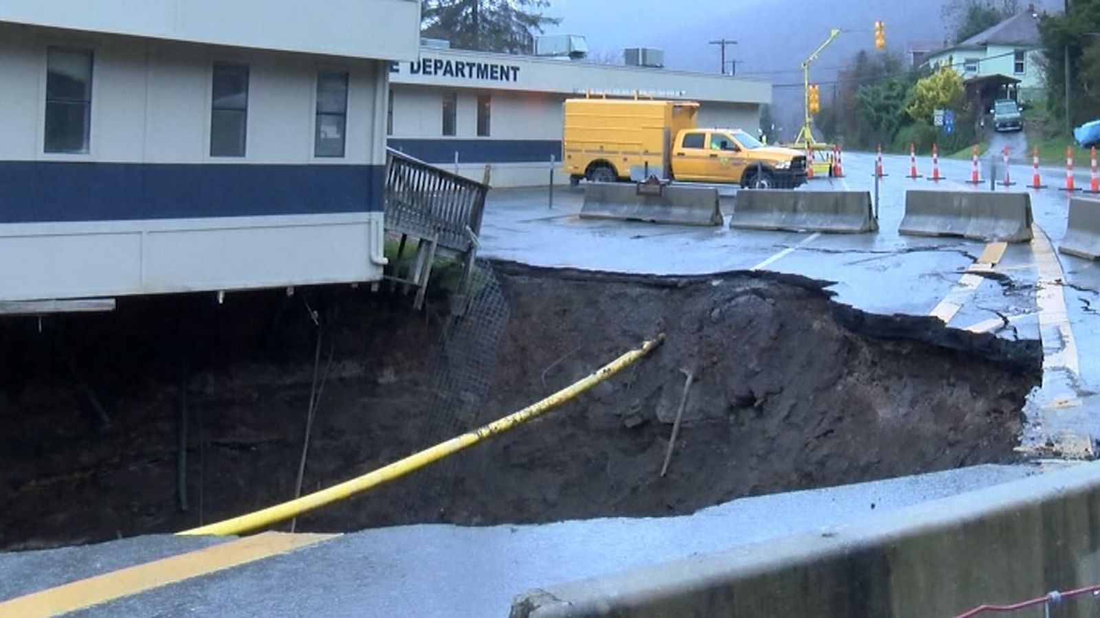 West Virginia Giant sinkhole threatens to swallow up police department