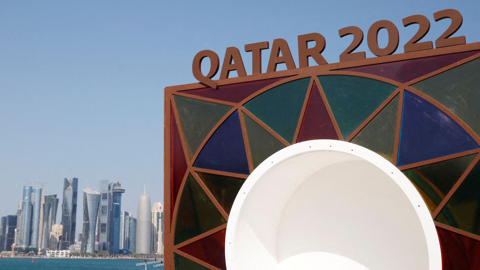 توفي عامل في قطر في الموقع الذي تستخدمه السعودية في المونديال اخبار العالم