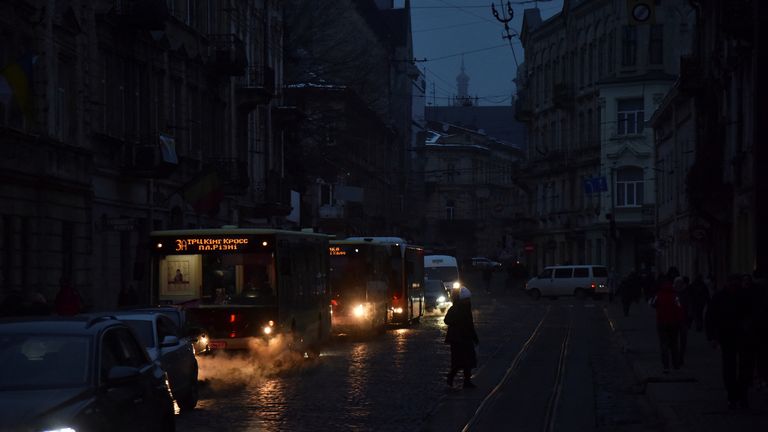 Una vista que muestra el centro de una ciudad sin electricidad después de que infraestructura civil vital fuera alcanzada por ataques con misiles rusos, en medio de la invasión rusa de Ucrania, en Lviv, Ucrania. 