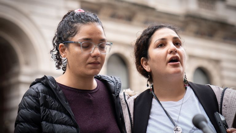Sanaa (solda) ve Mona Seif, demokrasi yanlısı aktivist Alaa Abd El-Fattah'ın kız kardeşleri