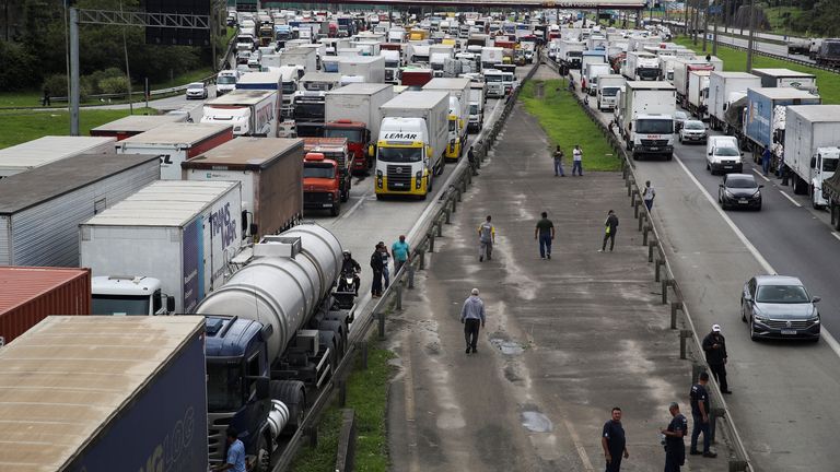 Supporters of Brazil&#39;s President Jair Bolsonaro, mainly truck drivers, block the Castello Branco highway during a protest over Bolsonaro&#39;s defeat in the presidential run-off election, in Barueri, Brazil November 1, 2022. REUTERS/Carla Carniel
