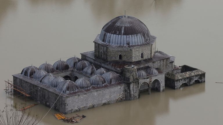 Arnavutluk'un kuzeybatısındaki İşkodra'daki tarihi Kurşun Camii'ni su bastı.  Resim: AP