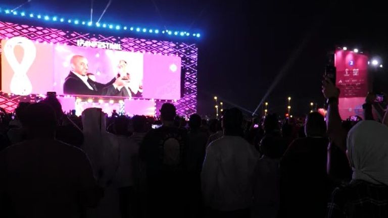 Alistair Bunkall dans la Fan Zone de la Coupe du monde du Qatar avant le match d'ouverture