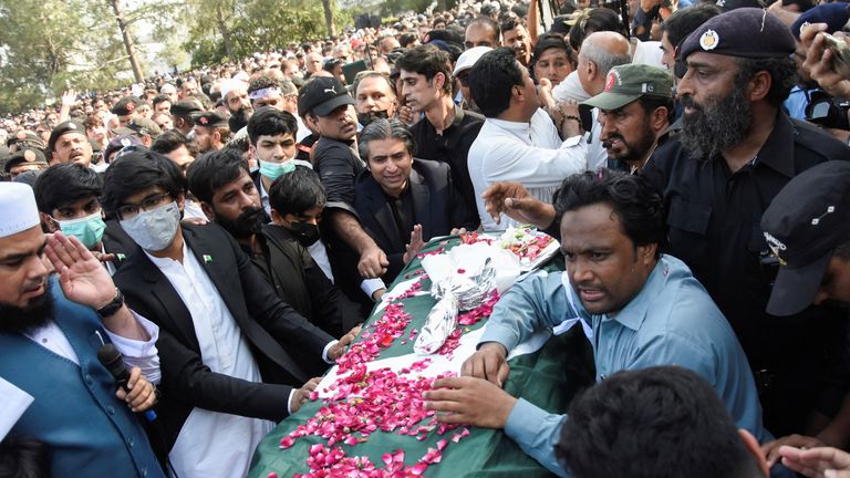 Mourners at Arshad Sharif&#39;s funeral in Islamabad