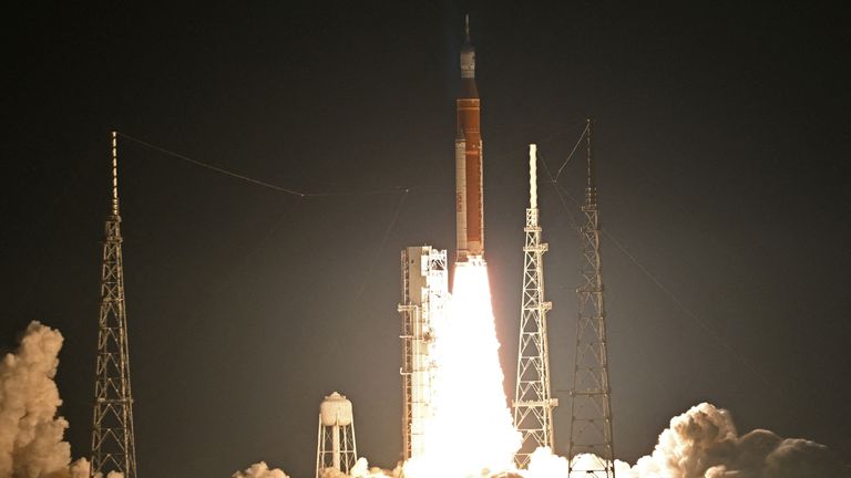 NASA&#39;s next-generation moon rocket, the Space Launch System (SLS) rocket with the Orion crew capsule, lifts off from launch complex 39-B on the unmanned Artemis I mission to the moon at Cape Canaveral, Florida, U.S. November 16, 2022. REUTERS/Steve Nesius