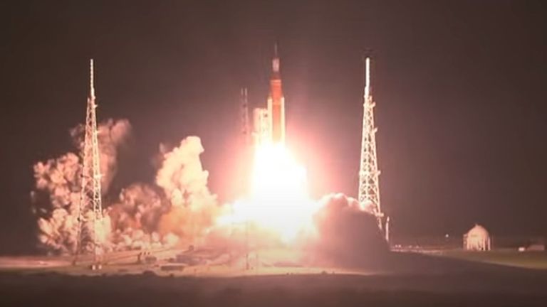 NASA'nın Artemis ay görevi, birkaç ertelemeden sonra Florida'nın Cape Canaveral kentindeki Kennedy Uzay Merkezi'nden fırlatıldı