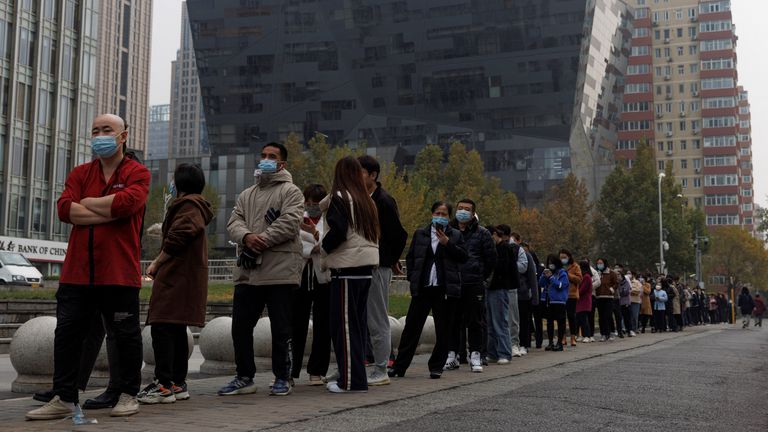 İnsanlar 9 Kasım'da Pekin, Çin'de COVID testi için kuyruğa girdi