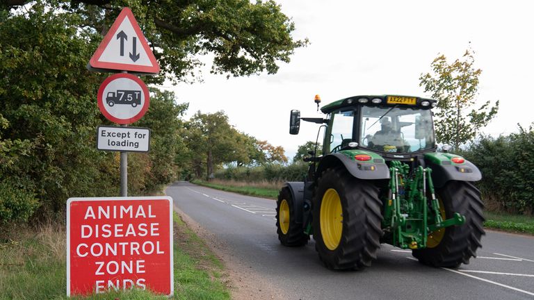 Un tracteur passe un panneau près d'Eccles à Norfolk, car tout Norfolk et Suffolk, et certaines parties de l'Essex, sont devenus les dernières zones à être placées dans les zones de prévention de la grippe aviaire (AIPZ). 