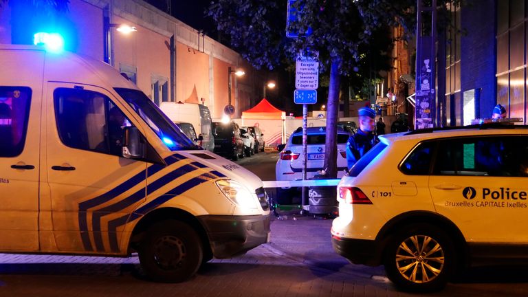 Polis, 10 Kasım 2022 Perşembe günü Brüksel'de bir olay mahalline gidiyor. Belçikalı bir yargı yetkilisinin terör bağlantılı olduğundan şüphelenildiğini söylediği Brüksel'de düzenlenen bıçaklı saldırıda bir polis memuru öldü, bir diğeri de yaralandı.  Belçika polisi, şüpheli saldırganın Perşembe akşamı bıçaklanmasının ardından vurularak etkisiz hale getirildiğini söyledi.  (AP Fotoğraf/Sylvain Plazy)