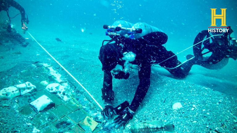 Sualtı kaşifi ve deniz biyoloğu Mike Barnette ve batık dalgıcı Jimmy Gadomski Challenger segmentini keşfediyor Resim: AP / HISTORY® Channel 
