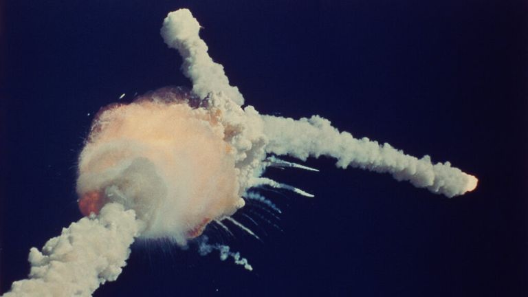 Challenger uzay mekiği, 28 Ocak 1986'da havalandıktan saniyeler sonra patlayarak yedi mürettebat üyesinin tümünü öldürdü.  Resim: AP 