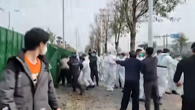 Çin'de fabrikada işçiler dövüldü