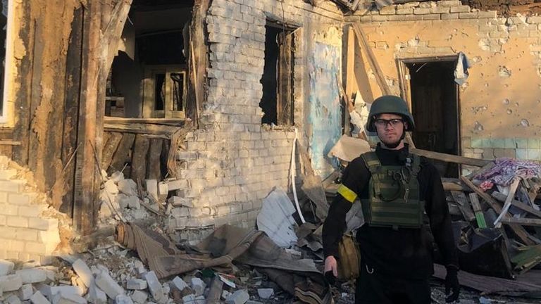 Chris Parry, yakın zamanda kurtarılan köylerden Ukraynalı sivilleri tahliye ediyor