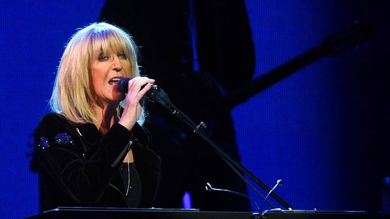 Музикантът Christine McPhee от групата Fleetwood Mac изпълнява на сцената по време на концерт в LANXESS Arena в Кьолн, Германия, 4 юни 2015 г. Снимка: Henning Kaiser/picture-alliance/dpa/AP Images