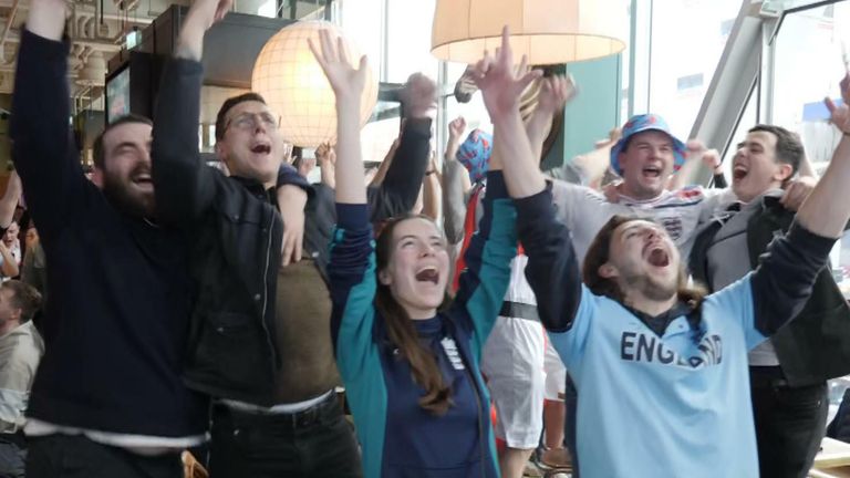 Fans celebrate England&#39;s T20 World Cup win