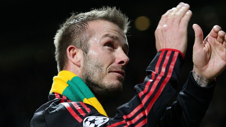 David Beckham indossava una sciarpa verde e oro quando è tornato all'Old Trafford con il Milan nel 2010