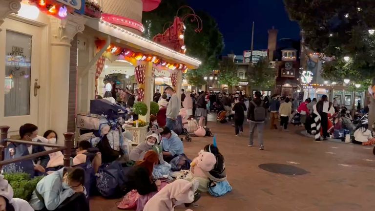 Des foules à l'intérieur du Shanghai Disney Resort lors de la fermeture temporaire de lundi