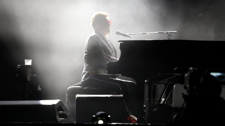 elton john show "benny and the jets" As he wraps up the US leg of his 