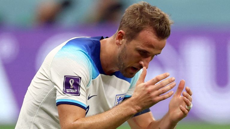 Soccer Football - FIFA World Cup Qatar 2022 - Group B - England v United States - Al Bayt Stadium, Al Khor, Qatar - November 25, 2022 England&#39;s Harry Kane reacts after missing a chance to score REUTERS/Kai Pfaffenbach TPX IMAGES OF THE DAY