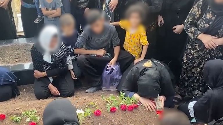 Família e amigos choram no túmulo de Motaleb