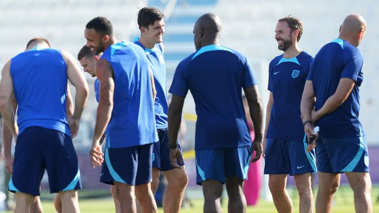 O técnico da Inglaterra Gareth Southgate e Harry Maguire durante um treino no Al-Wakrah Sports Complex, Qatar.  Data da foto: quinta-feira, 24 de novembro de 2022.