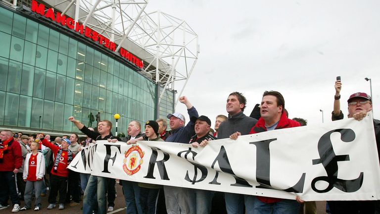 Феновете на Ман Юнайтед протестират срещу предложението на Малкълм Глейзър през 2004 г