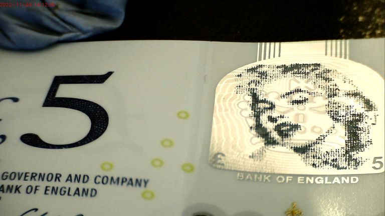 Micro artist Graham Short&#39;s Marilyn Monroe on £5 note