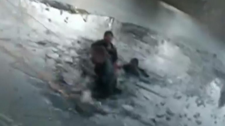 Illinois officers rescue a mother and her child from a frozen pond