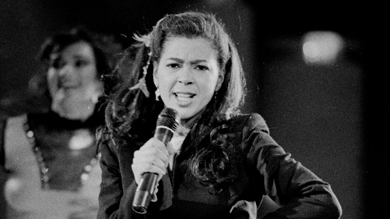 Irene Cara actuando en Solid Gold en 1984 Crédito: Ron Wolfson/MediaPunch/IPX