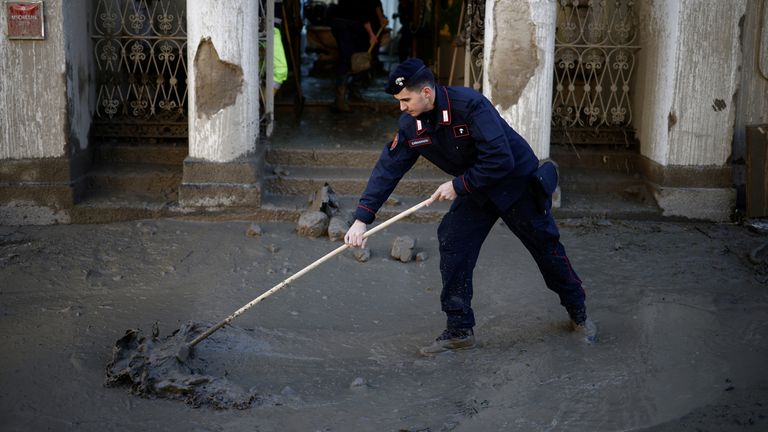 イタリアの休暇島イスキア島での地滑りの後、清掃作業が進行中です