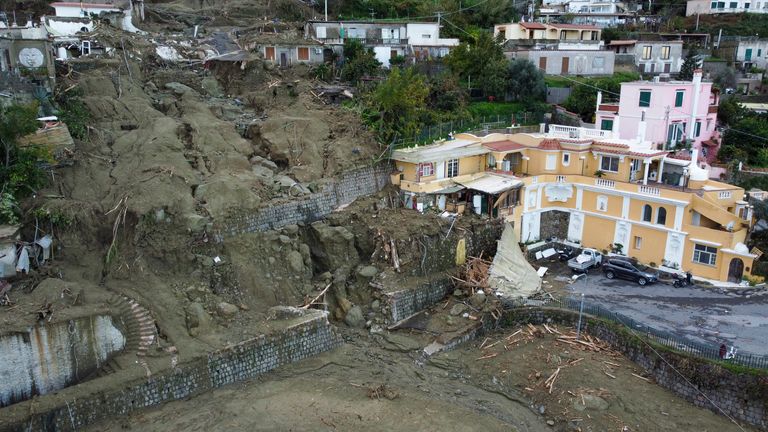 イタリアのイスキア島での地滑りによる荒廃の様子。 写真：AP