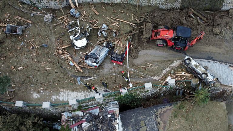 イタリアの休暇島イスキア島で地滑りが発生した後、車が損傷しています