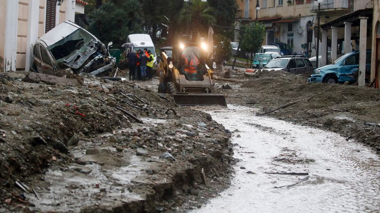 イタリアのイスキア島で起きた土砂崩れで救助活動を行う救助隊員。 写真：AP