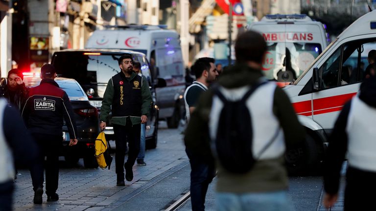 13 Kasım 2022, İstanbul, Türkiye'de yayaların yoğun olduğu İstiklal Caddesi'nde meydana gelen patlamanın ardından insanlar tepki gösteriyor. REUTERS/Kemal Aslan