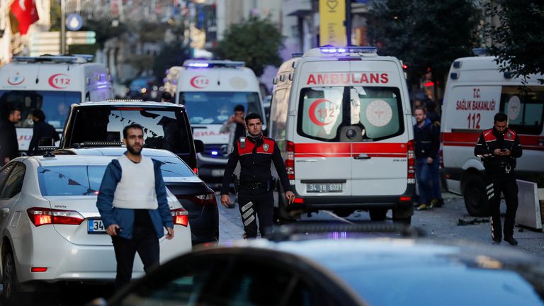 Ambulanțe sosesc aproape de fața locului, în zona centrală a Taksim din Istanbul