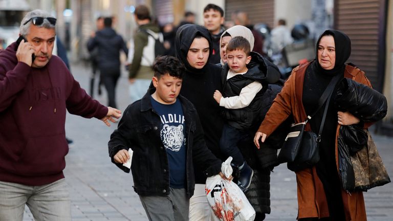 La gente reacciona después de una explosión en la concurrida calle peatonal Istiklal en Estambul, Turquía, el 13 de noviembre de 2022. REUTERS/Kemal Aslan