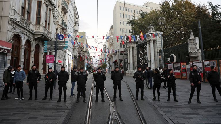 Miembros de las fuerzas de seguridad se paran cerca de la escena.