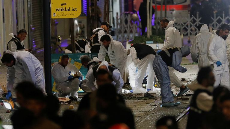 İstanbul, Türkiye'de trafiğe kapalı işlek İstiklal Caddesi'nde meydana gelen patlamanın ardından polis ekipleri olay yerinde çalışıyor, 13 Kasım 2022. REUTERS/Kemal Aslan