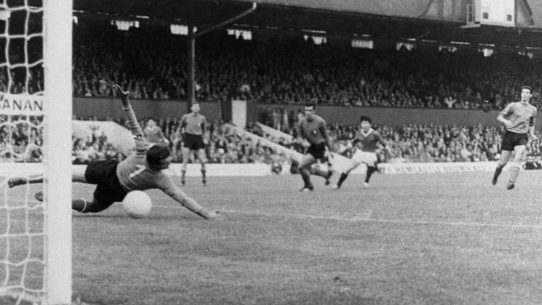 Le milieu de terrain nord-coréen Pak Doo Ik, deuxième à droite, tire devant le gardien italien Enrico Albertosi, à gauche, pour marquer le seul but du match à Ayresome Park, Middlesborough, le 19 juillet 1966. (AP Photo/Bippa)
