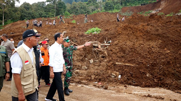 El presidente de Indonesia, Joko Widodo, camina con el jefe del Estado Mayor del ejército, el general Dudung Abdurachman, durante su visita a una aldea afectada por un deslizamiento de tierra provocado por un terremoto en Cianjur.