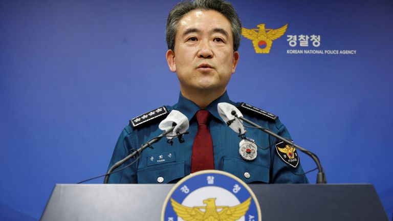 Comisarul Agenției Naționale de Poliție Yoon Hee-geun vorbește în timpul unei conferințe de presă după zdrobirea mulțimii care a avut loc în timpul festivităților de Halloween la Agenția Metropolitană de Poliție din Seul, Coreea de Sud, 1 noiembrie 2022. REUTERS/Heo Ran