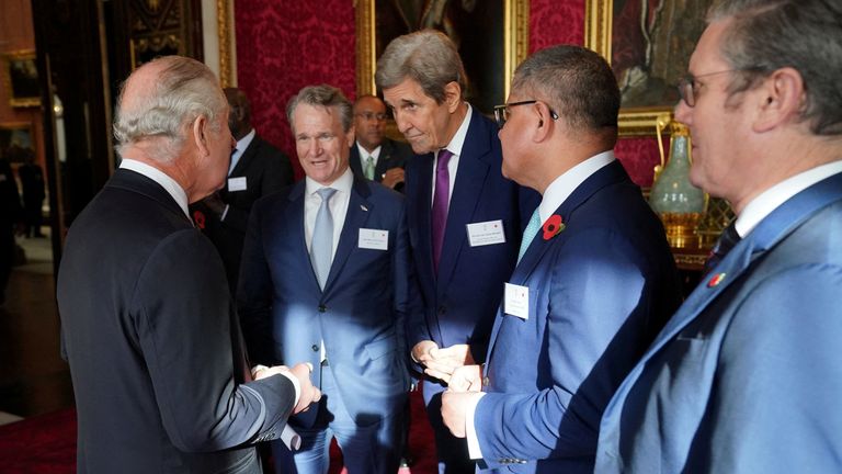 King Charles III (en solda) (soldan sıkıya) konuşuyor, Bank of America Başkanı ve CEO'su ve Sürdürülebilir Piyasalar Girişimi Eş Başkanı Brian Moynihan, ABD Başkanlık İklim Özel Temsilcisi John Kerry, Alok Sharma ve İşçi lideri Keir Starmer , Buckingham Sarayı'ndaki bir resepsiyon sırasında